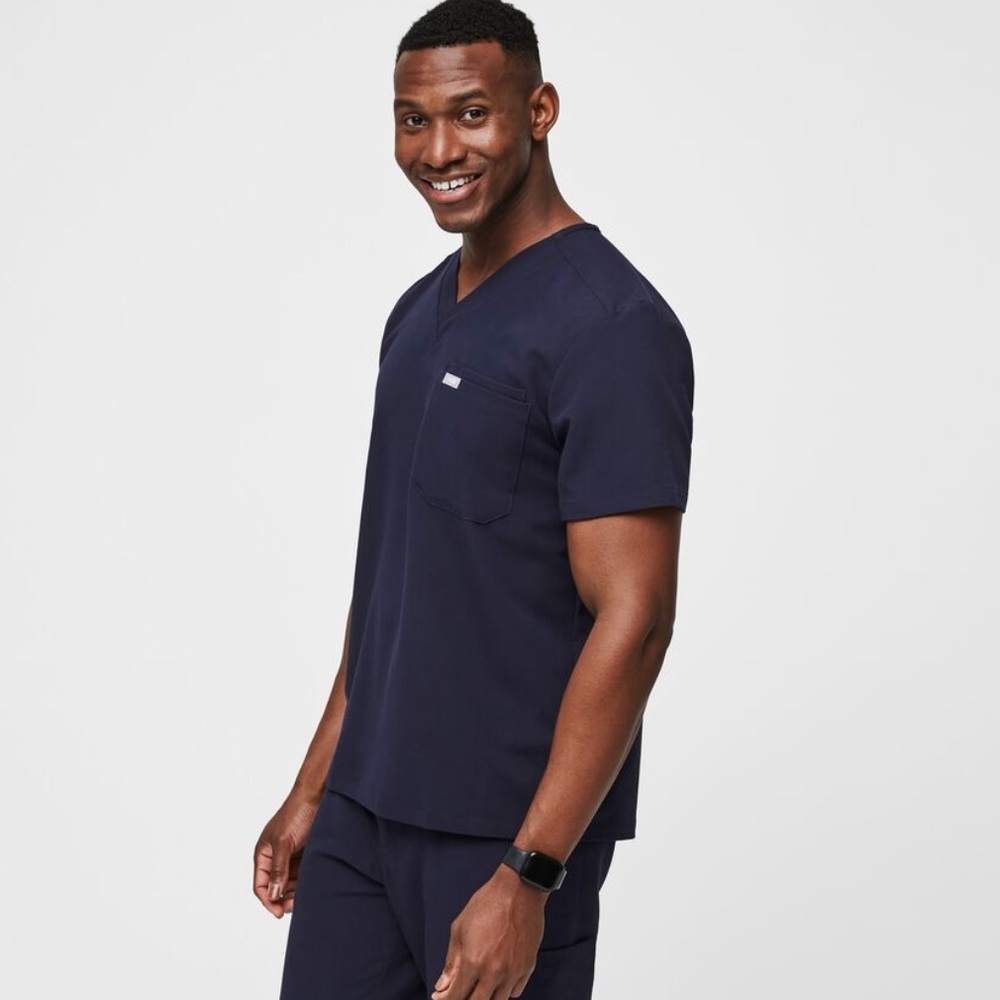 FIGS Men’s Leon Three-Pocket Scrub Top, size medium, navy